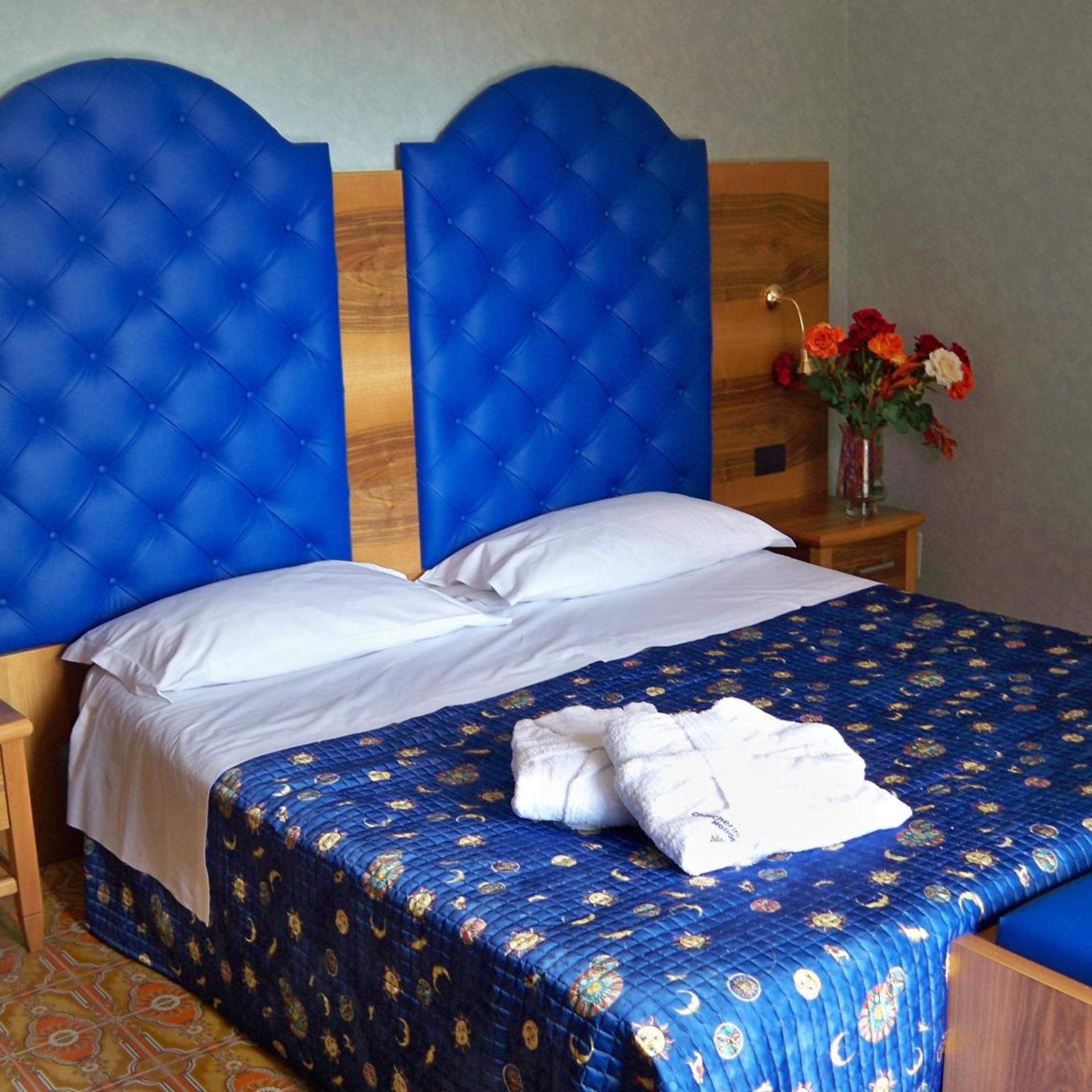 ROOM, DOUBLE OR TWIN BED