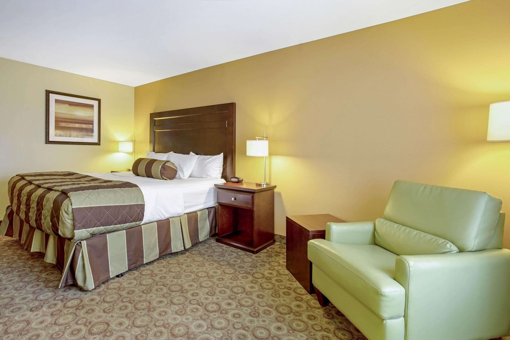 La Quinta Inn & Suites by Wyndham Dickinson 17/50