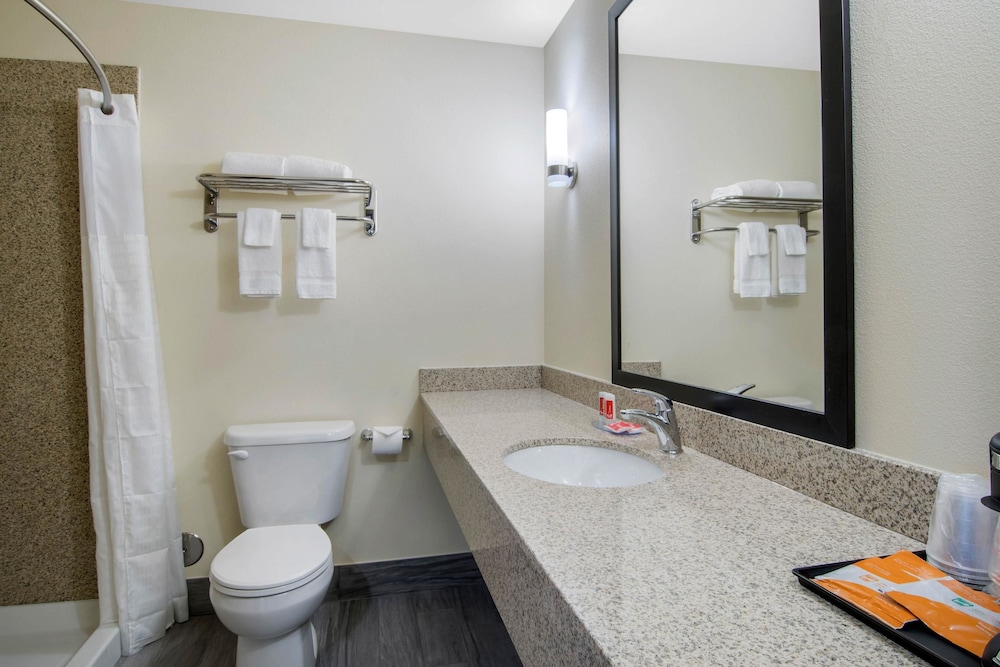 Econo Lodge Inn & Suites Springfield Main Street 59/63