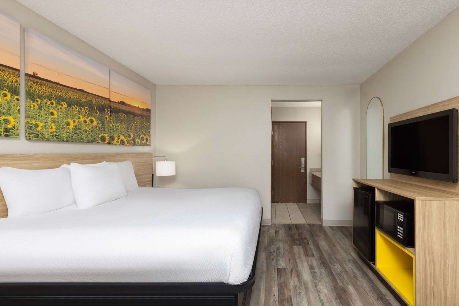 Days Inn & Suites By Wyndham Kansas City South 6/43