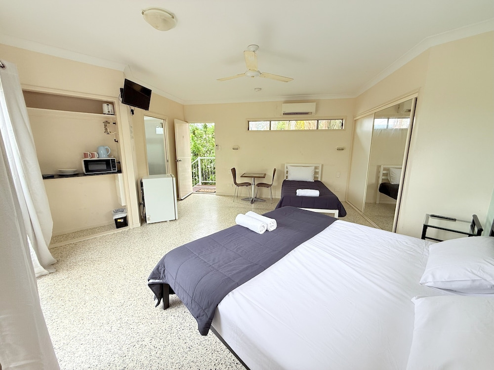 Emu Park Beach Resort 12/63