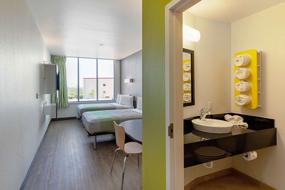 Motel6 Austin, TX - Airport 41/43