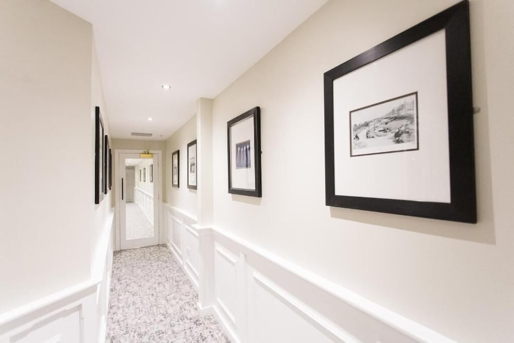 Doric Hotel 32/52