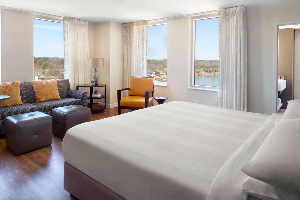 Junior Suite, King Bed, River View, Sofa, Main Tower, Corner