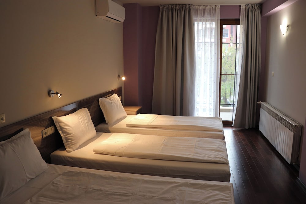 Roots Hotel And Wine Bar 25/70