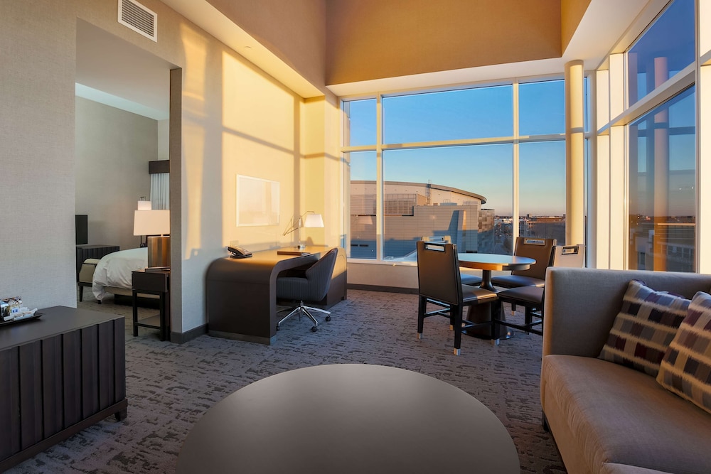 DOUBLETREE BY HILTON EVANSVILLE 47/74