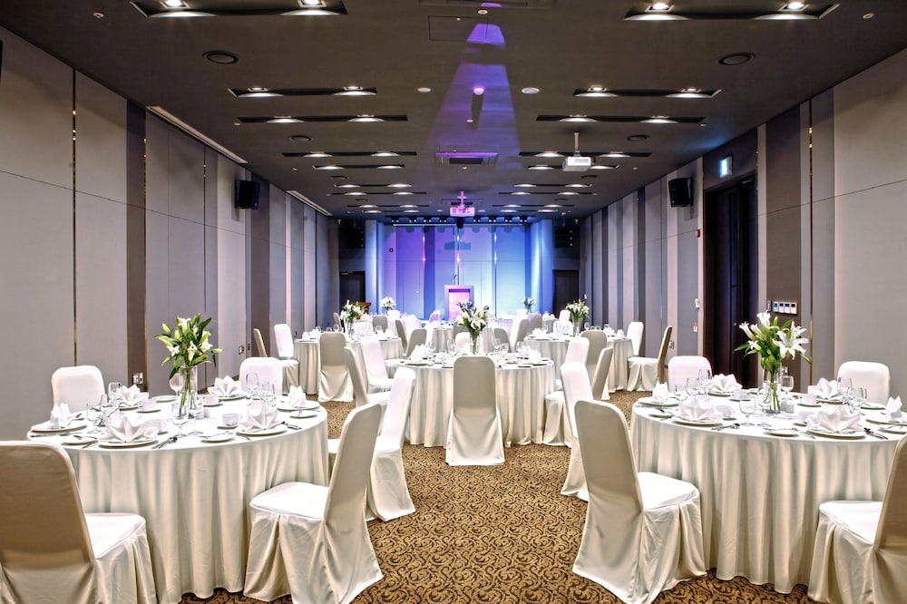 On City Hotel 33/43