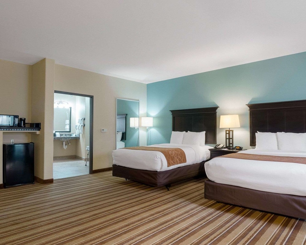 Comfort Suites Topeka Northwest 8/32