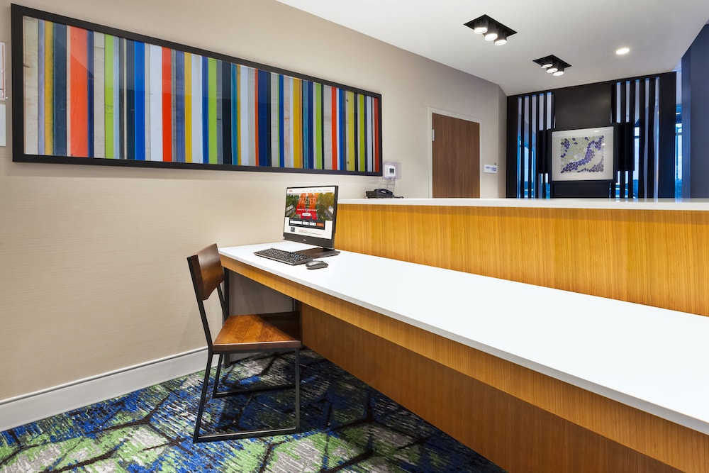 Holiday Inn Express And Suites Cedar Springs Grand Rapids North 8/42