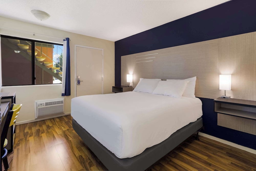 Standard, Queen Bed