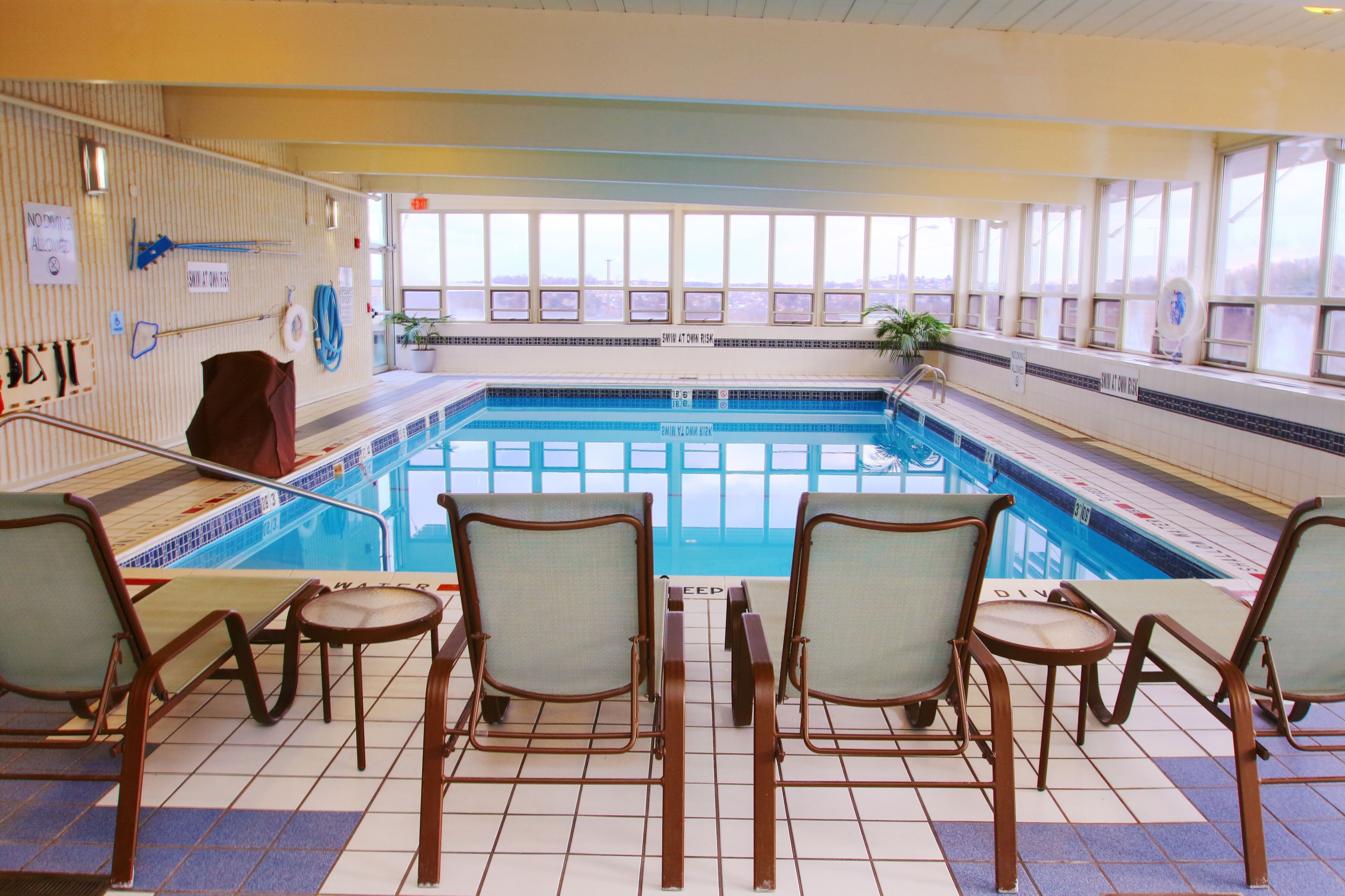 Holiday Inn Express Suites Pittsburgh West Green Tree 38/44