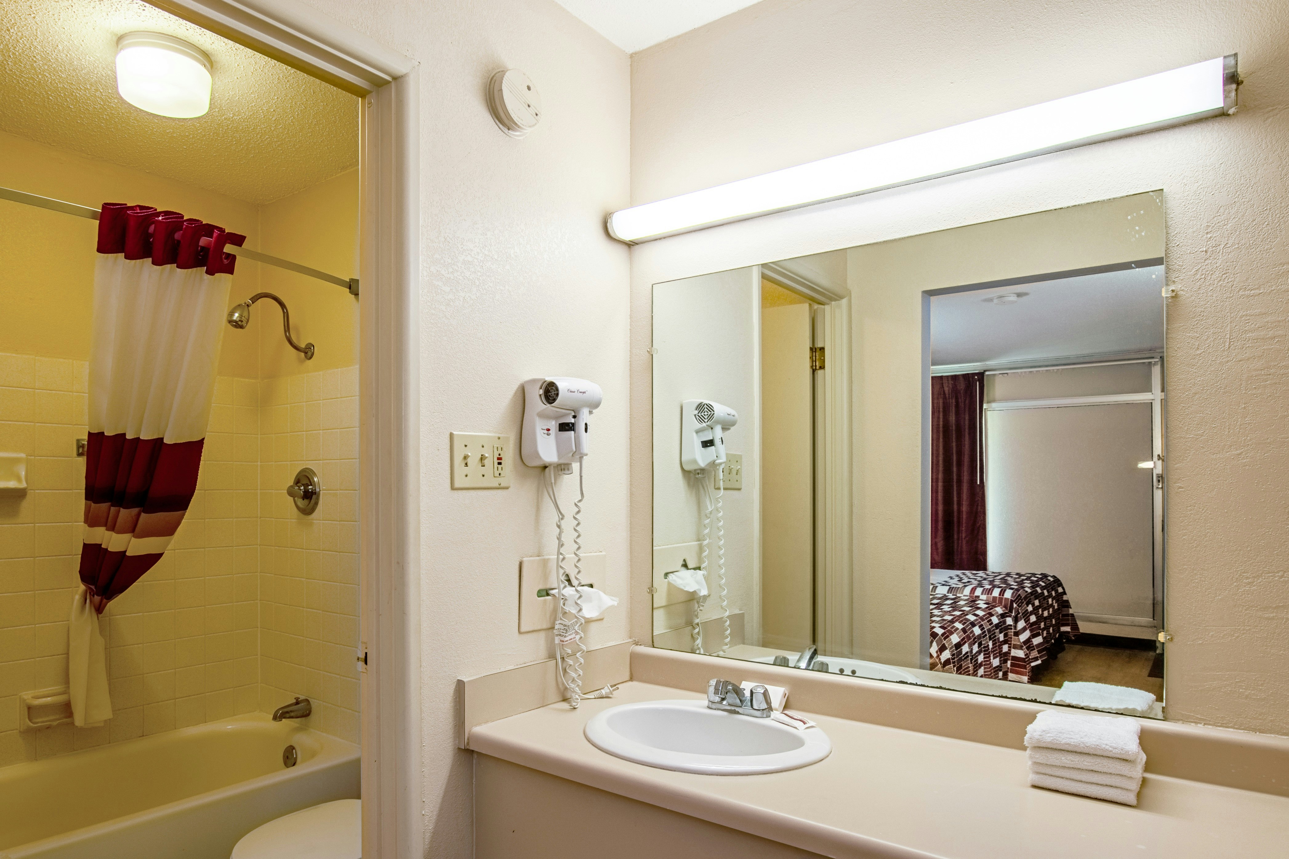 غرفة سوبيريور بسرير كوين بمطبخ صغير، Red Roof Inn & Suites Battle Creek 6/7