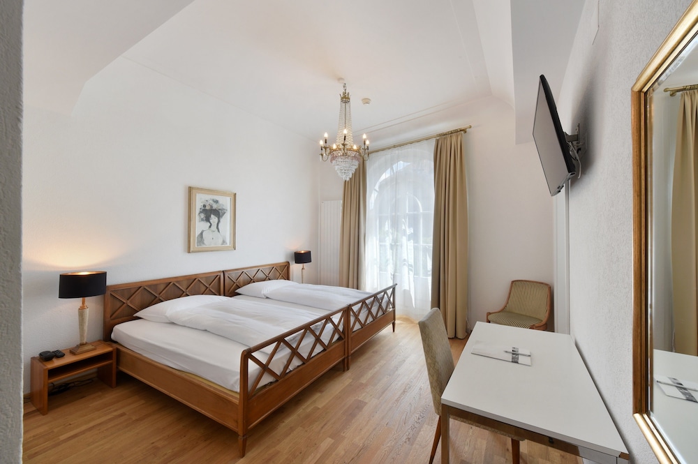 ROOM, QUADRUPLE, MULTIPLE BEDS