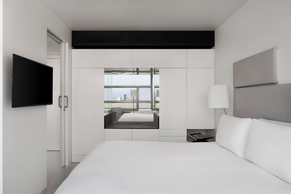 Superior, Queen Bed, Ferris Wheel View