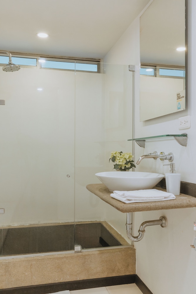 Travelers Orange Suites 48/50