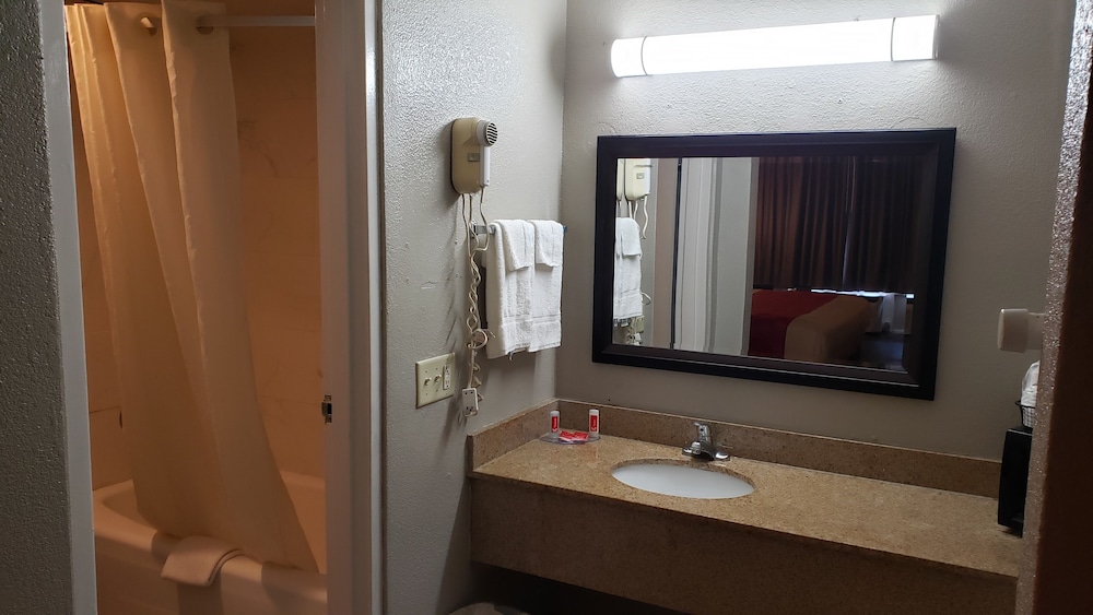 Econo Lodge Donalsonville, GA 13/27