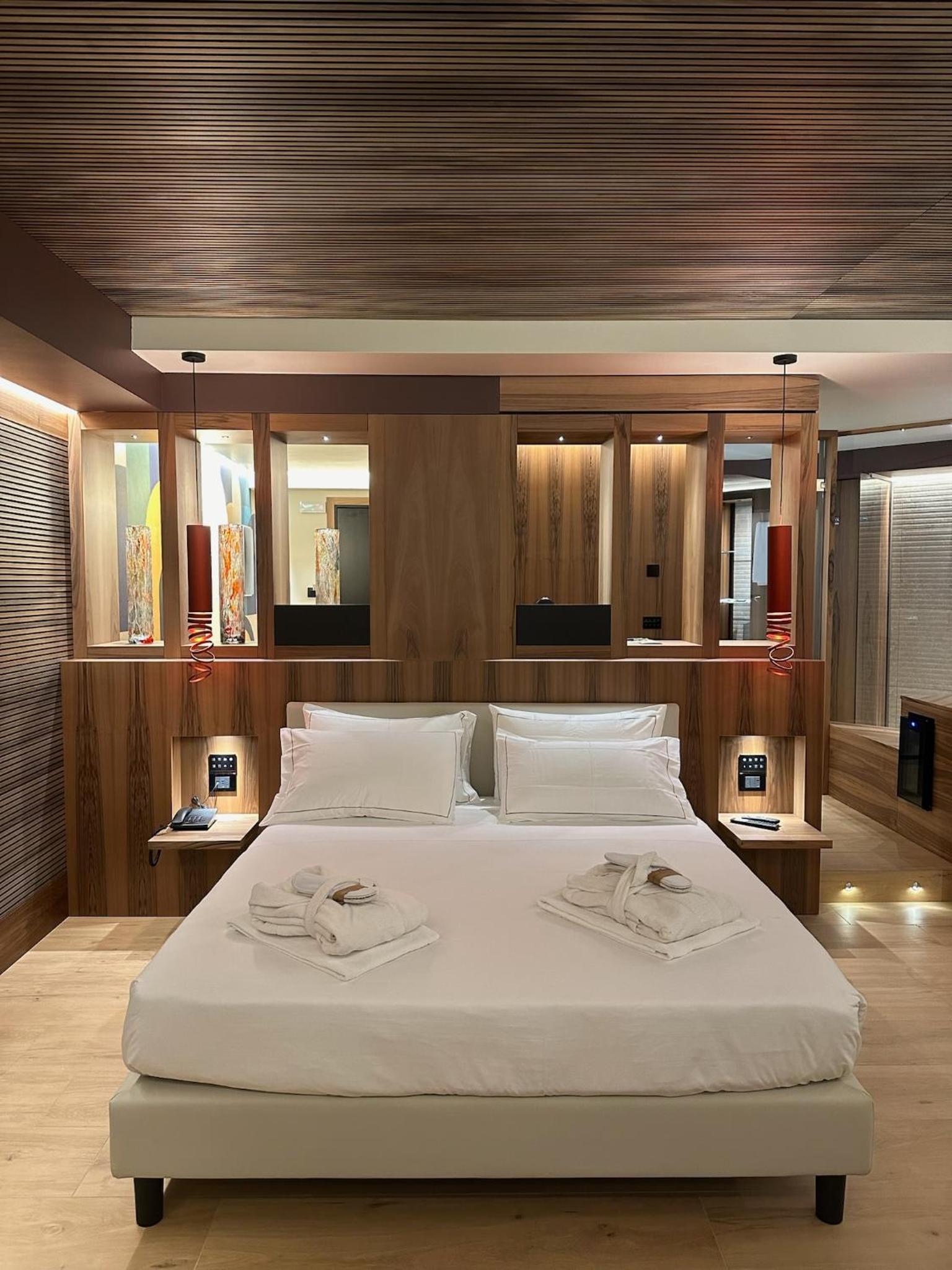 Junior Suite, Partial Lake View, Jetted Tub, Terrace