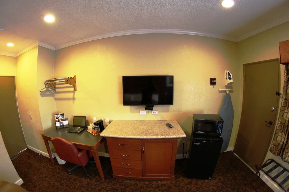 Budget Inn of Hayward 44/68