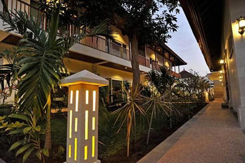 Aquarius Beach Hotel 63/64