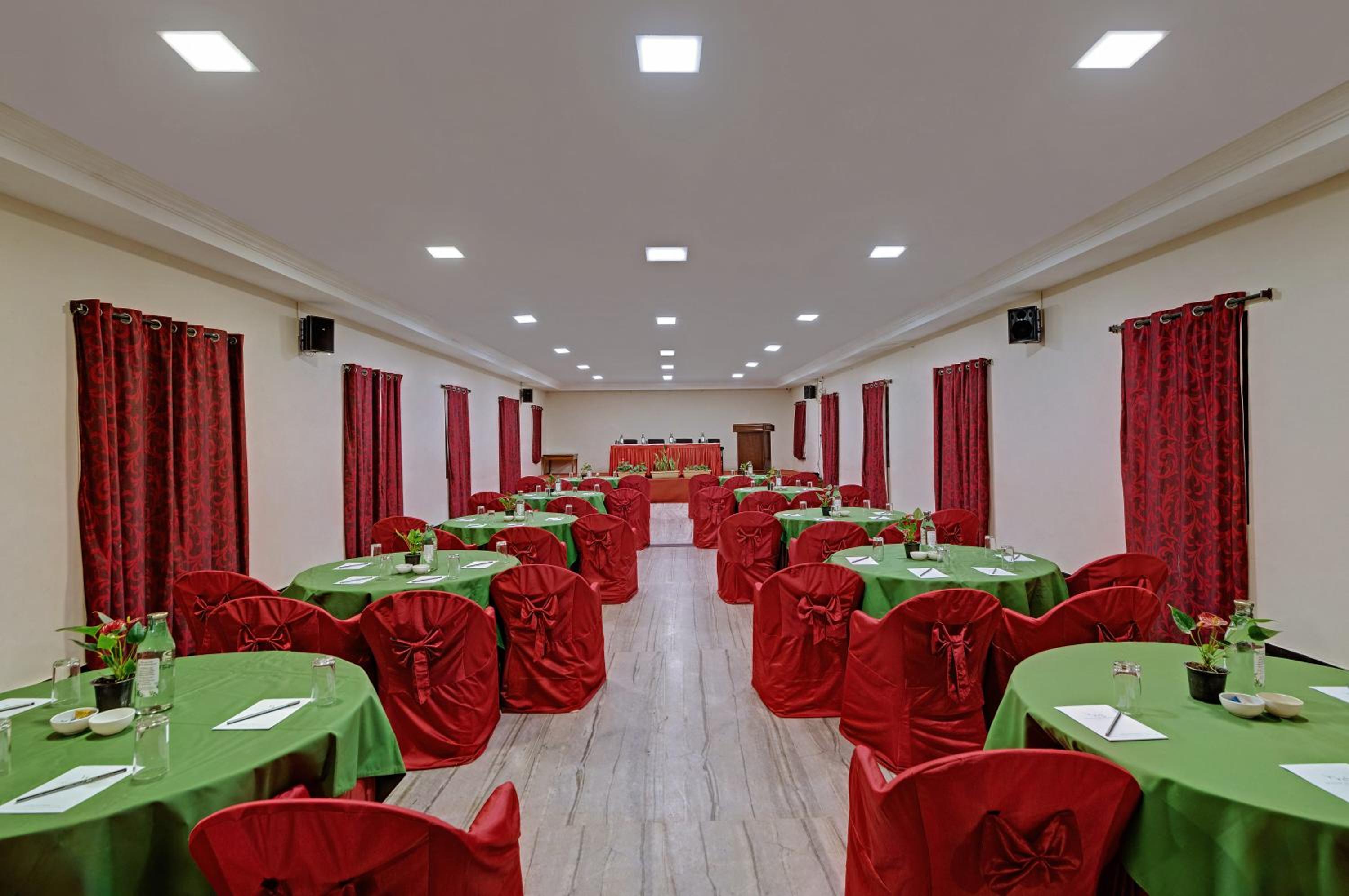 OYO Premium Golf Club Road 39/57
