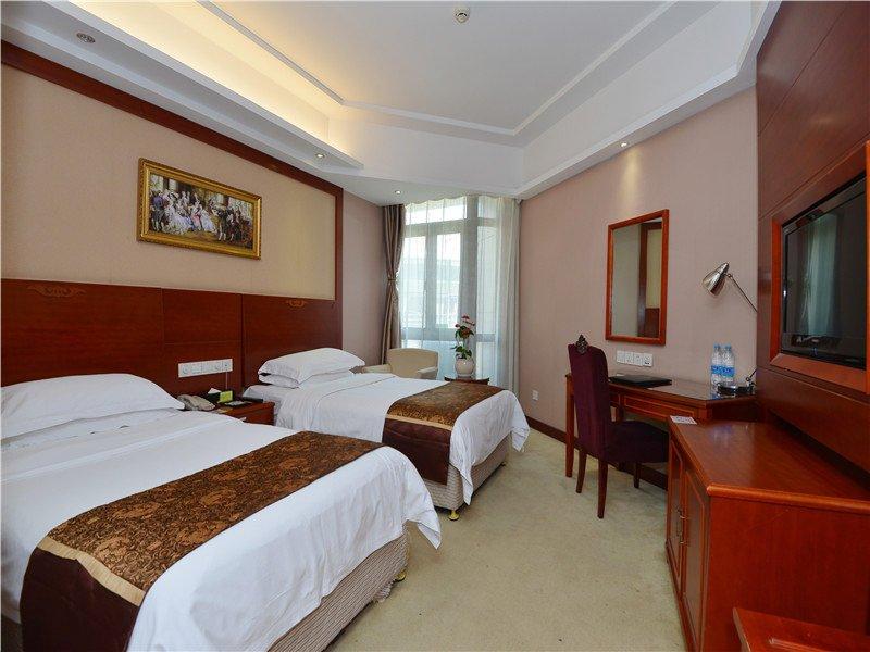 Guest Room, Twin Beds