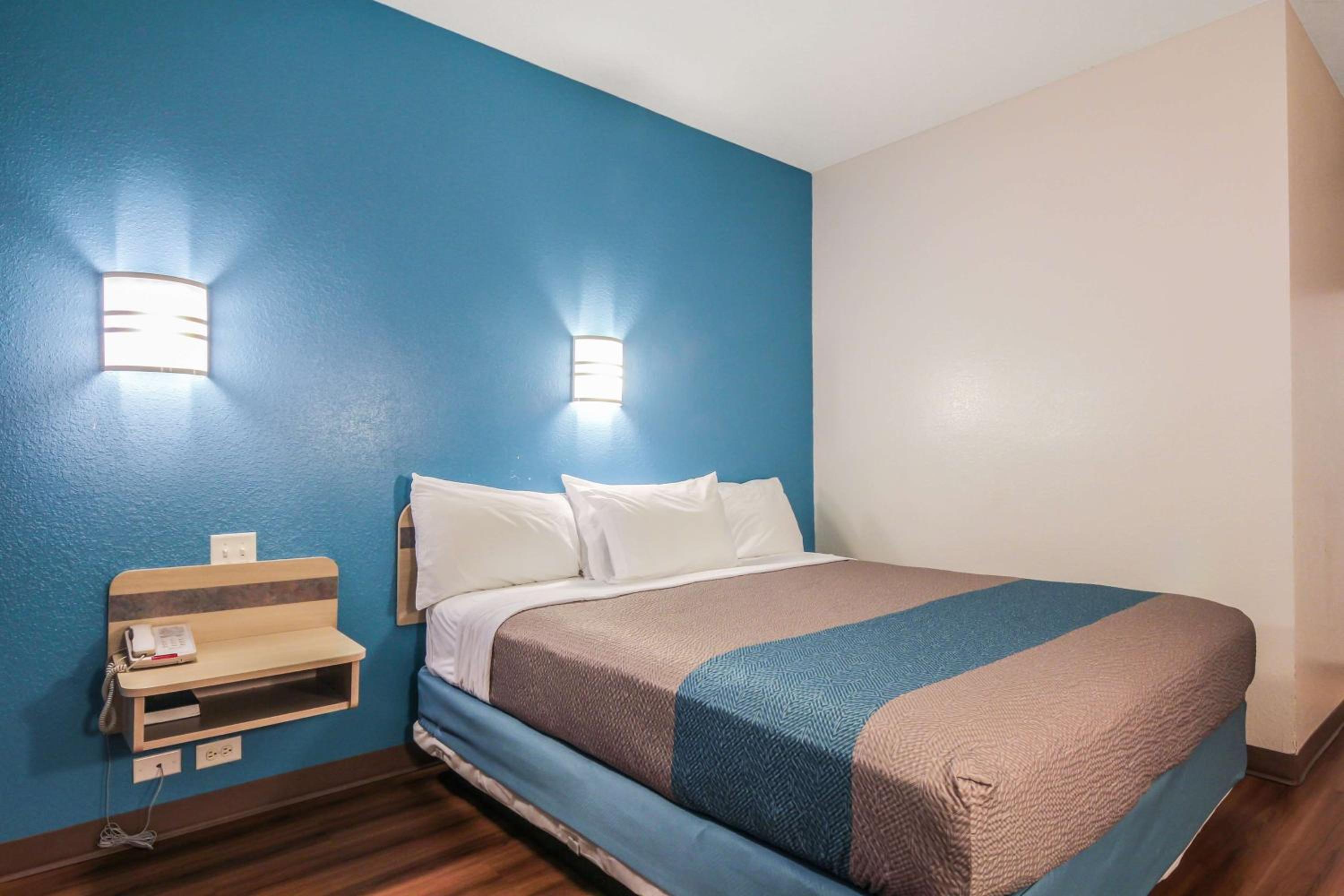 1 King Bed - Mobil Access Tub Nsmk Micfridg، Motel6 New Braunfels, TX 6/9