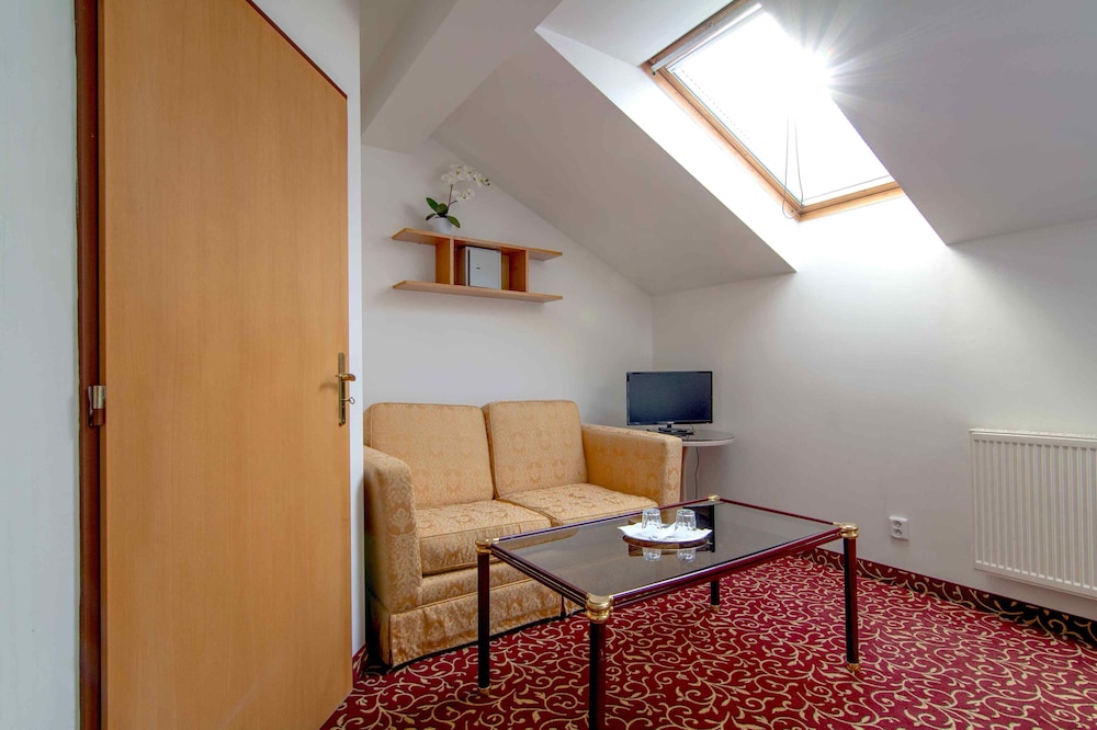 Hotel Romania 33/41