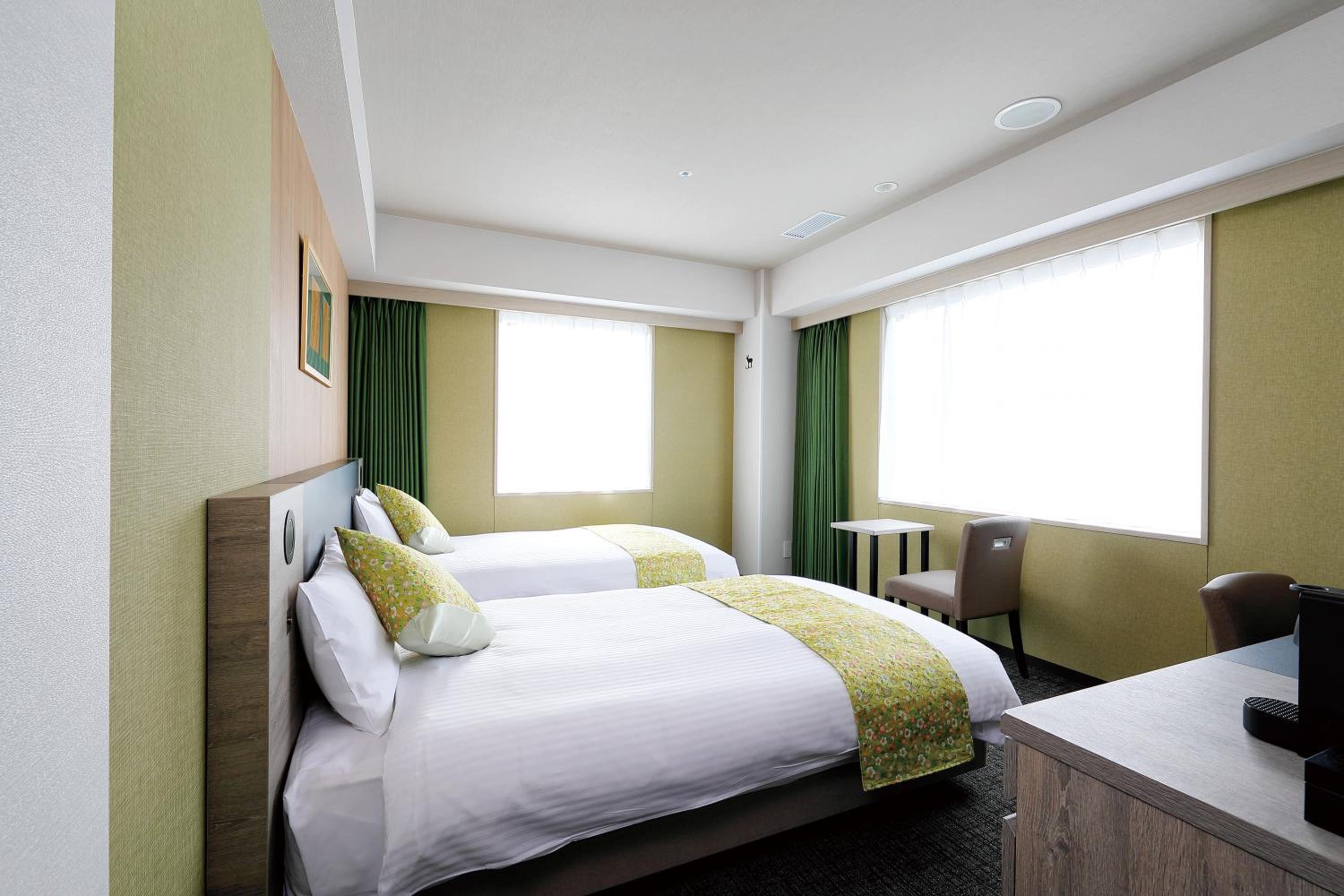 DELUXE, TWIN BEDS, CORNER