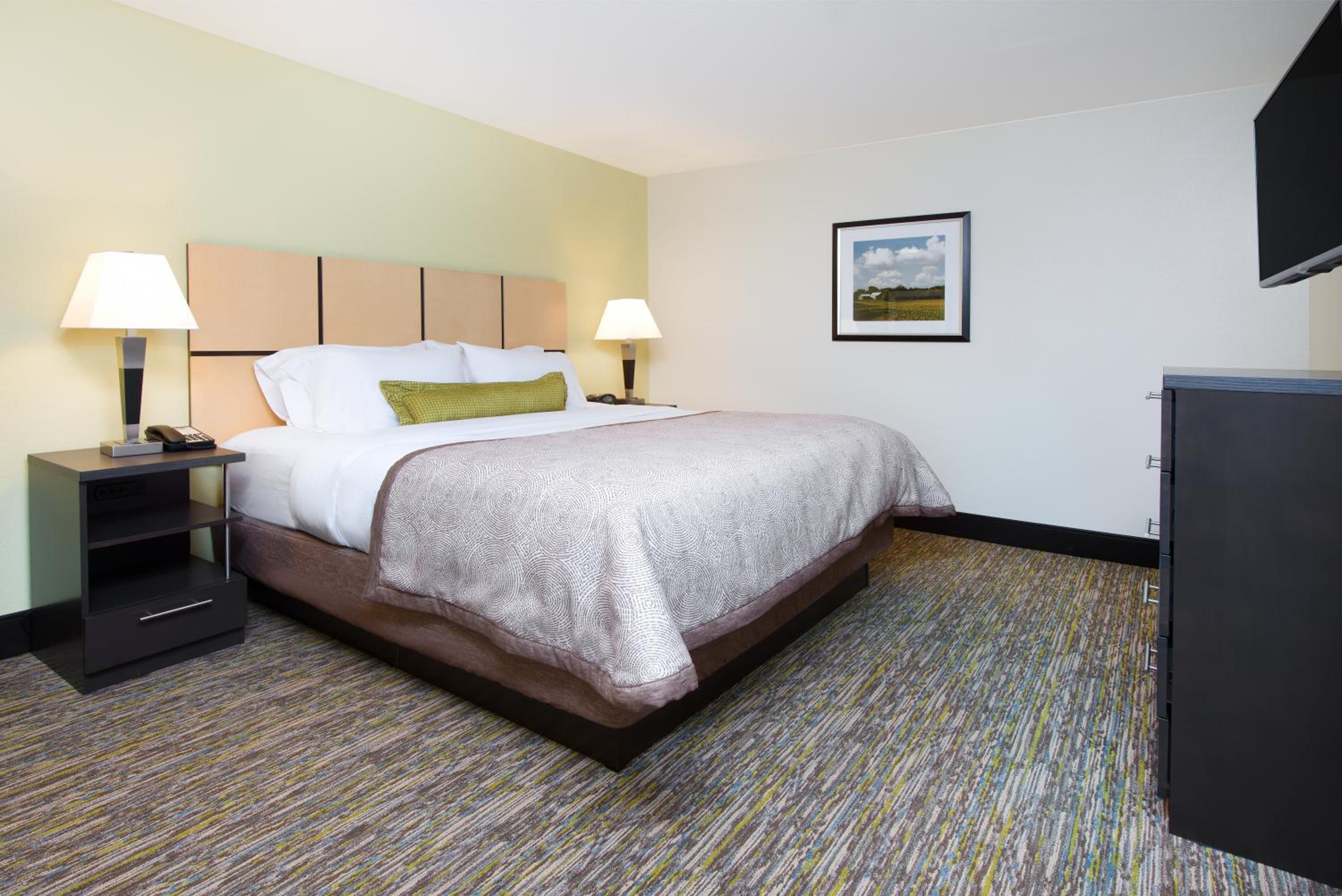 جناح بسرير كينج بغرفة نوم واحدة مع أريكة، Candlewood Suites Columbia East 2/4