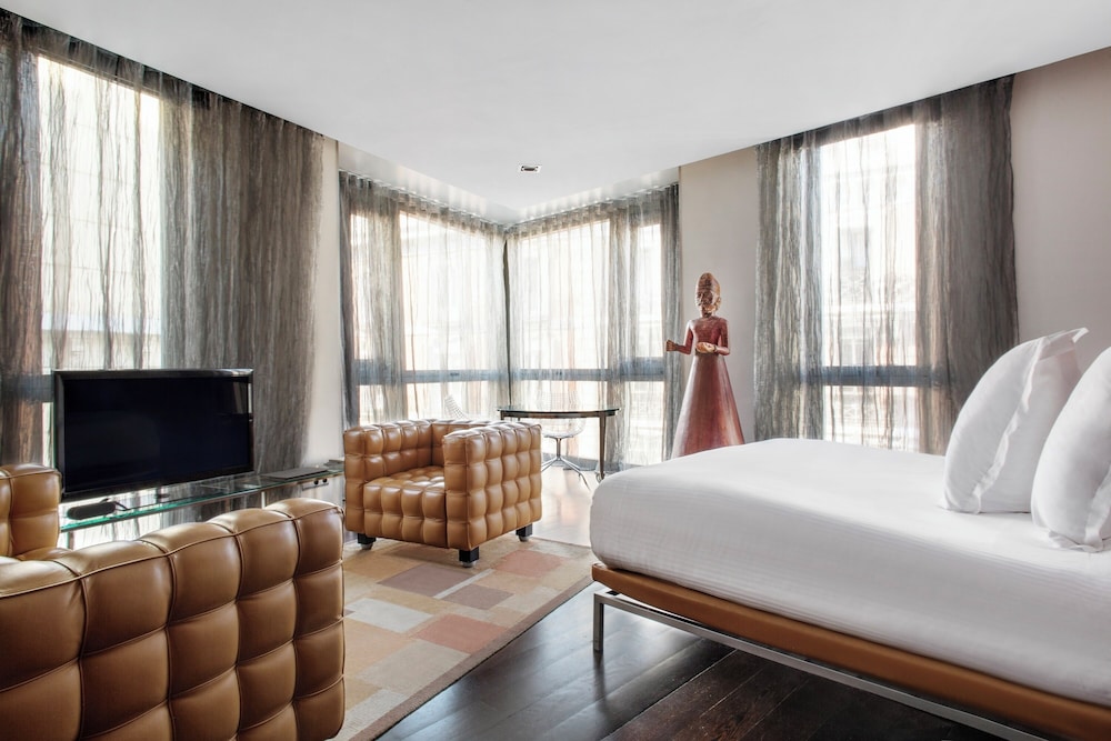 SUITE, SINGLE