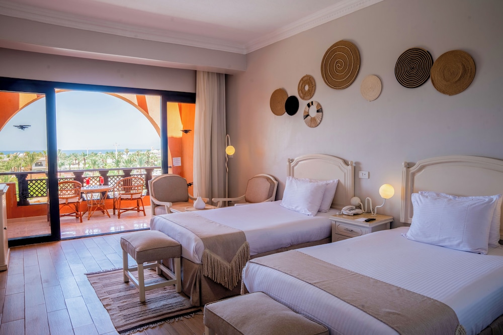 غرفة ديلوكس بسريرين منفصلين بإطلالة على المسبح
