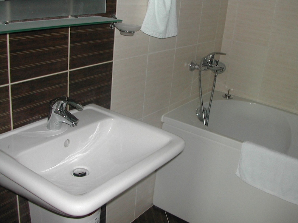 Chateau Del Marina Complex Apartments 20/20