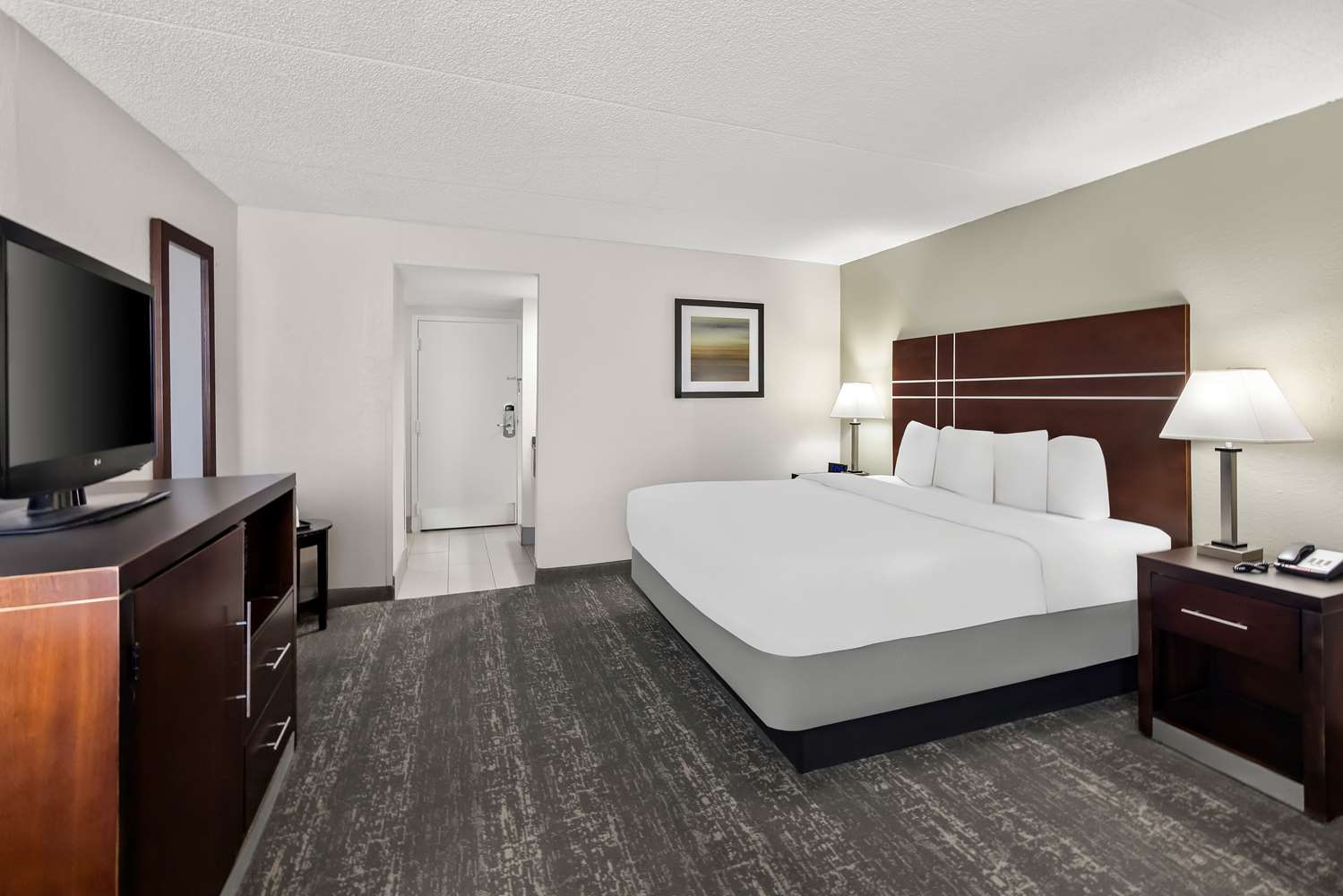 غرفة بسرير كينج يُسمح فيها بالحيوانات الأليفة، Best Western Luxbury Inn Fort Wayne 2/4