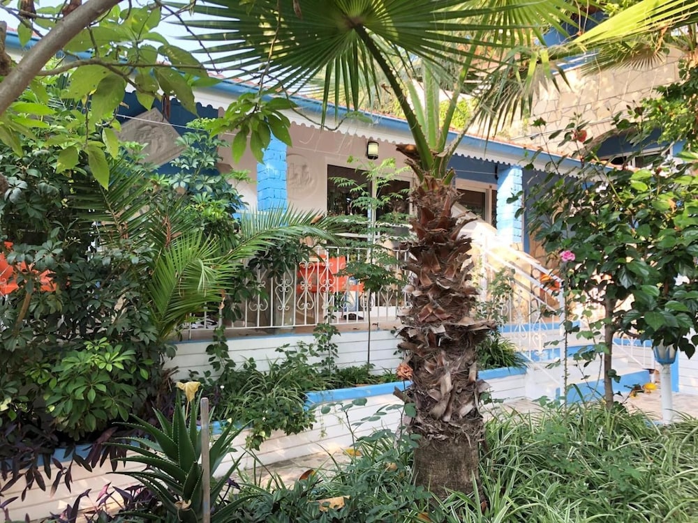 Temple Side Hotel 27/29