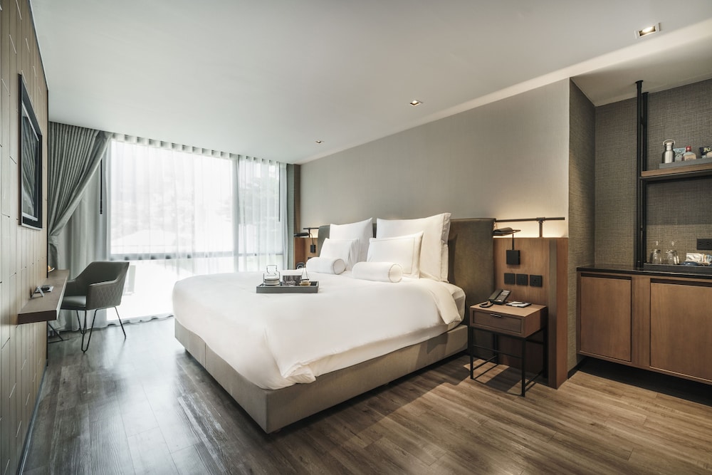 PREMIER, KING BED