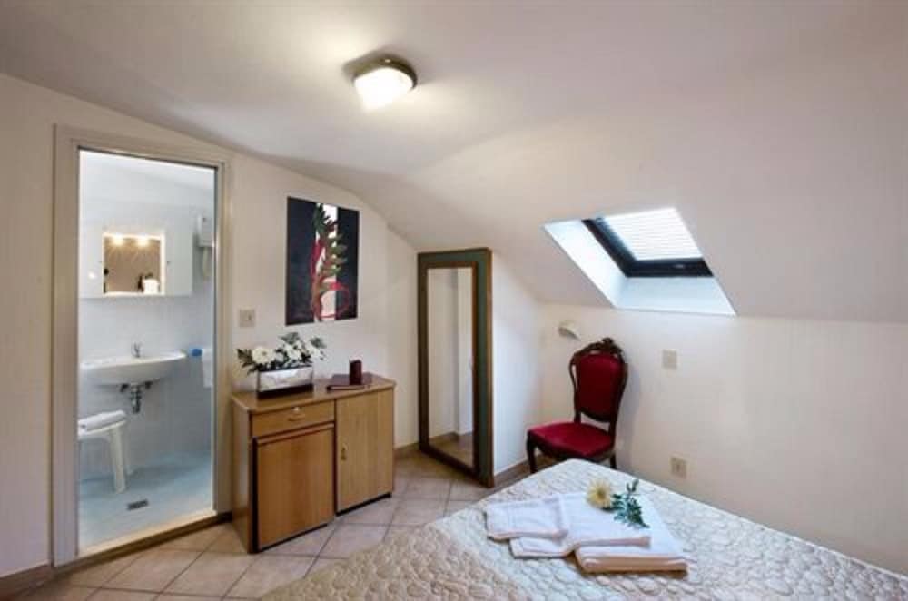 ROOM, DOUBLE OR TWIN BED, ATTIC