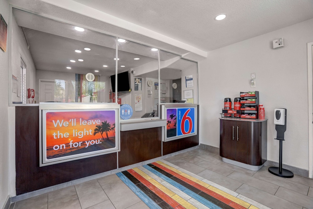 Motel6 San Bernardino, CA - North 13/58