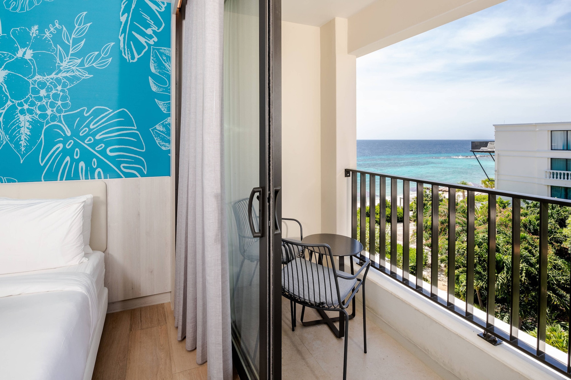 غرفة بسريرين كوين بإطلالة جزئية على البحر، Curacao Marriott Beach Resort 4/7