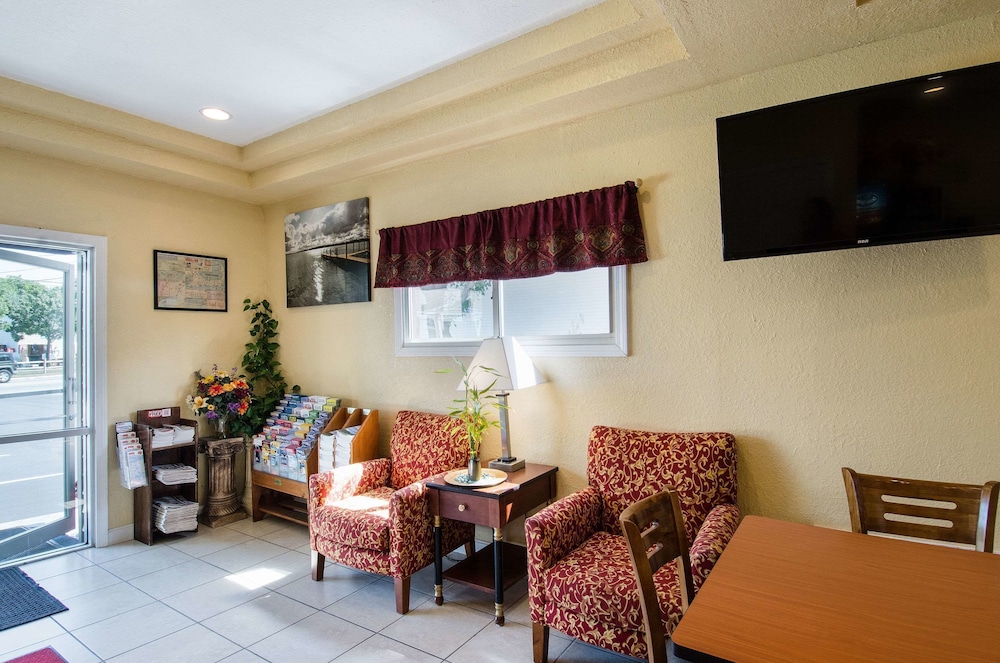 Econo Lodge West Yarmouth on Cape Cod 27/38