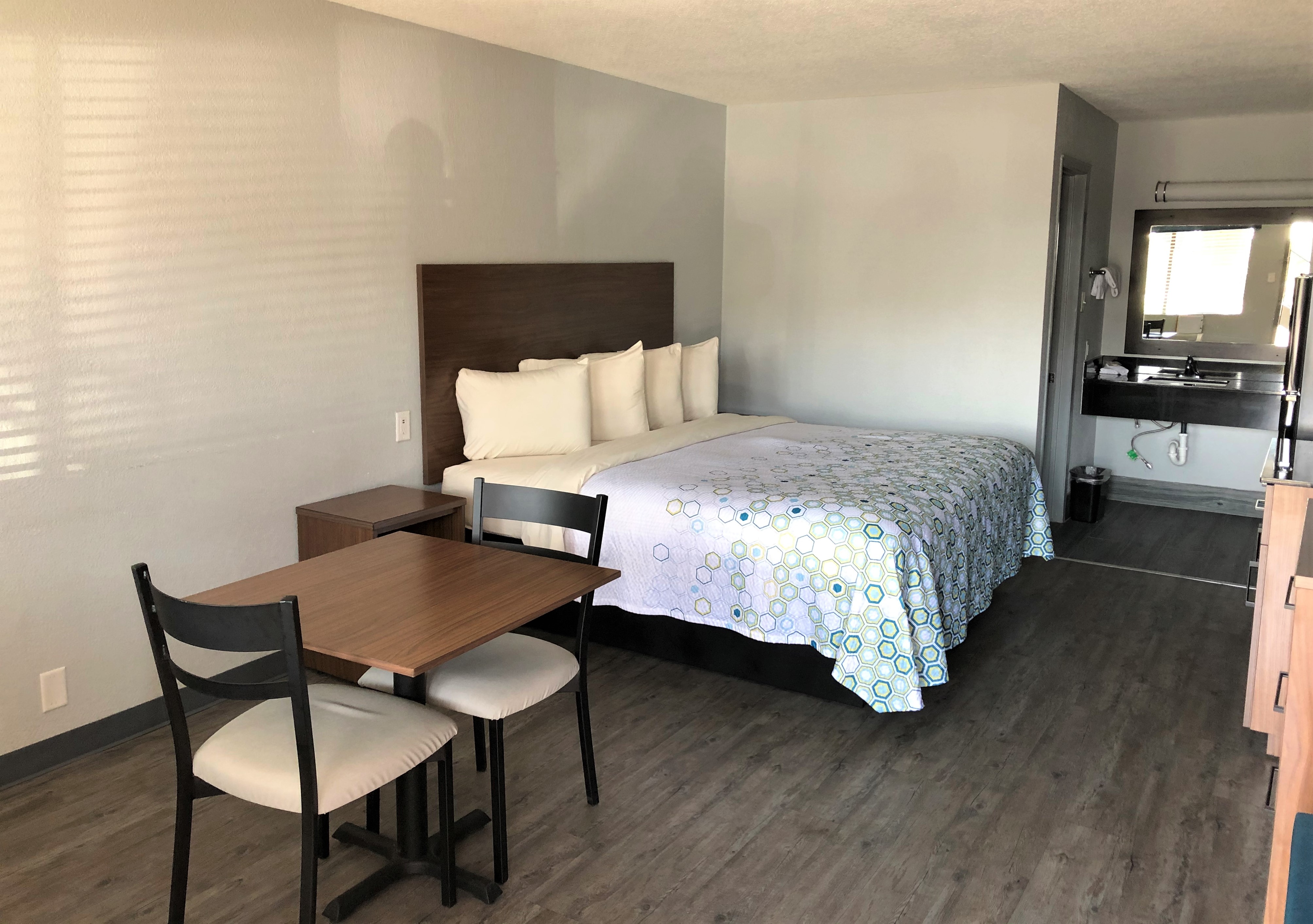 Efficiency, King Bed