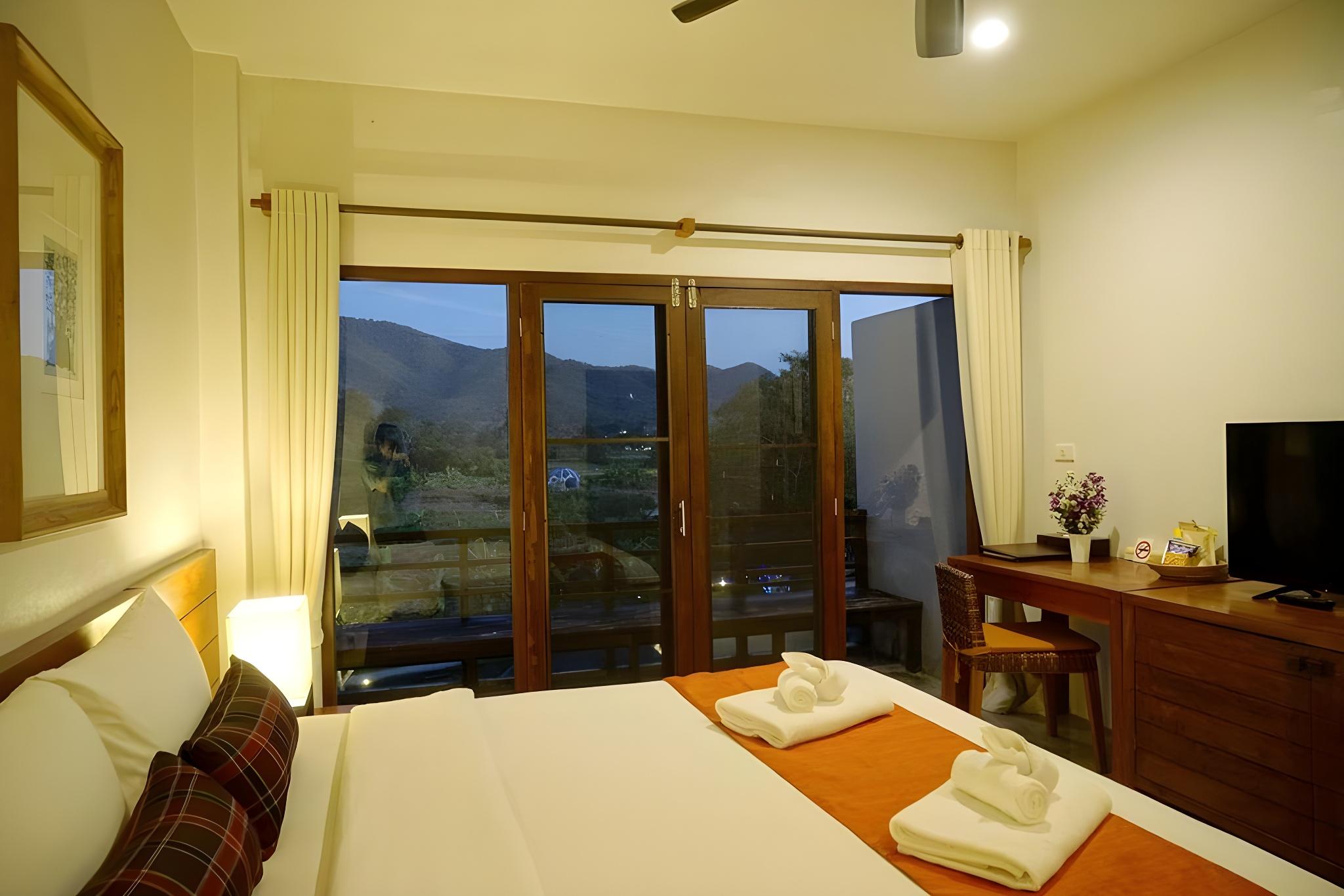 DELUXE, DOUBLE OR TWIN BED, MOUNTAIN VIEW