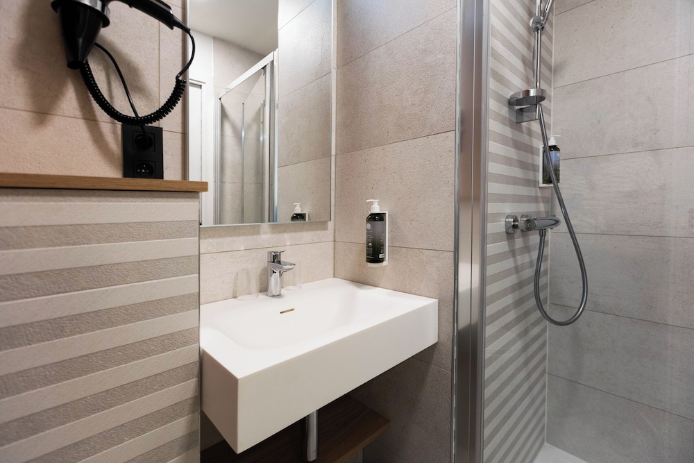 جناح متصل بسرير كوين وسريرين منفصلين، All Suites Hotel Paris Pleyel L’Ile Saint Denis 8/10