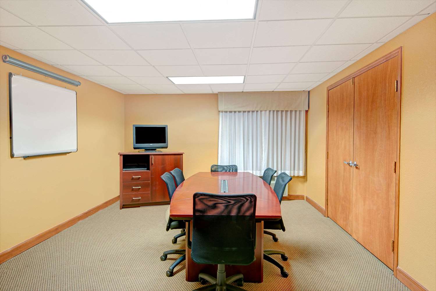 Days Inn & Suites By Wyndham Kansas City South 33/43