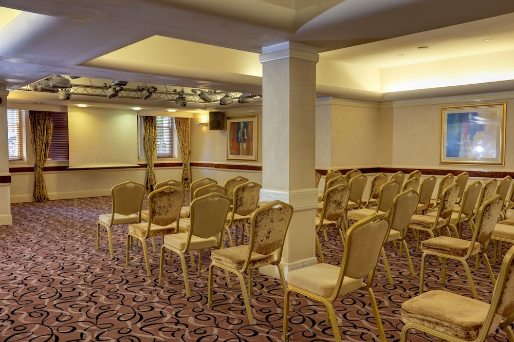 Norfolk Royale Hotel 63/75
