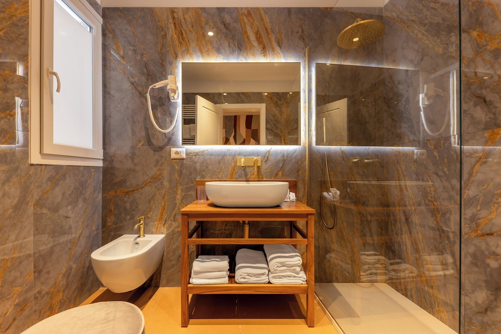 Room, Triple, 1 Queen and 1 Single Bed, Stair Access Only، Hotel Maxim 3/4