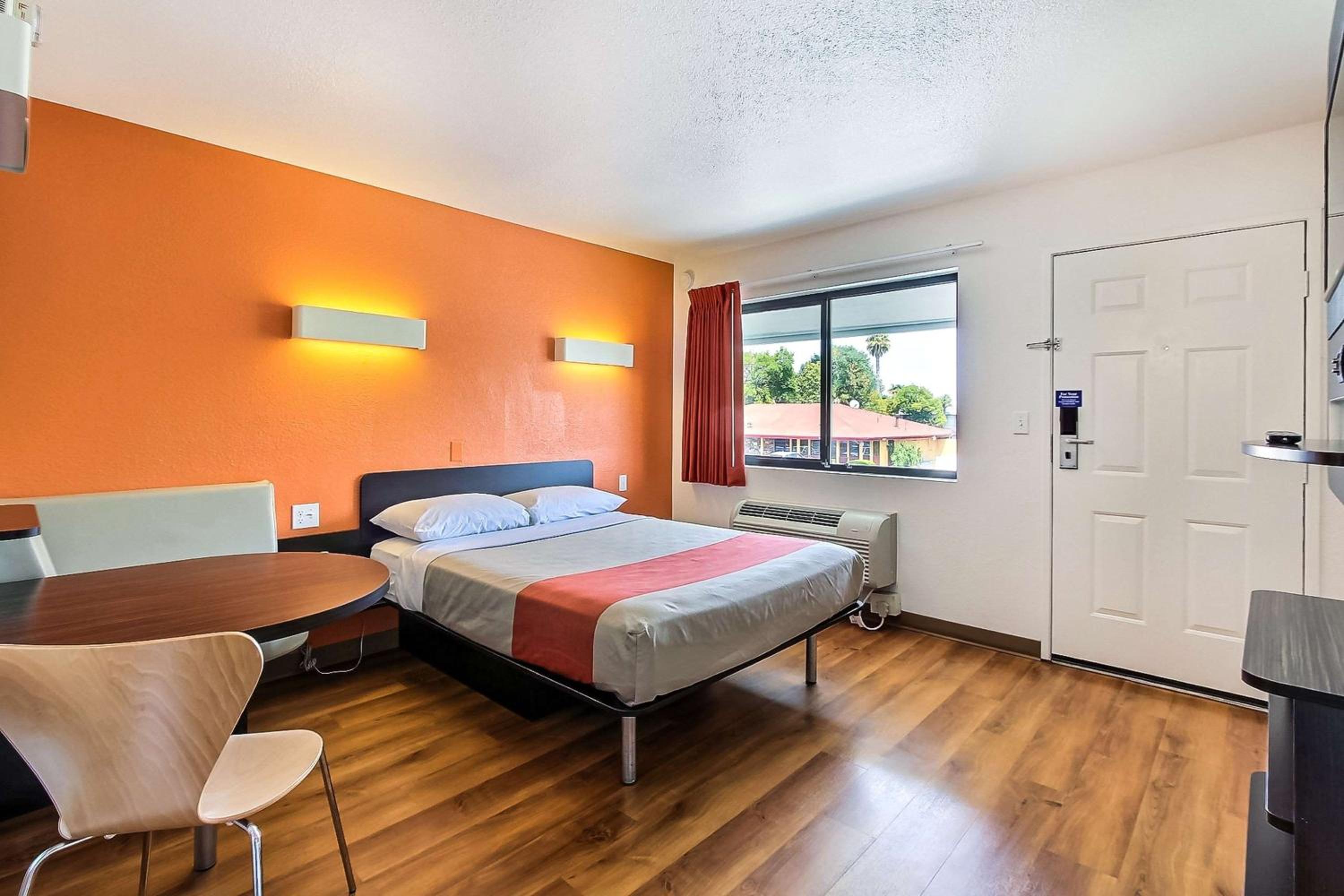 1 Queen Bed, Deluxe, Micfridge