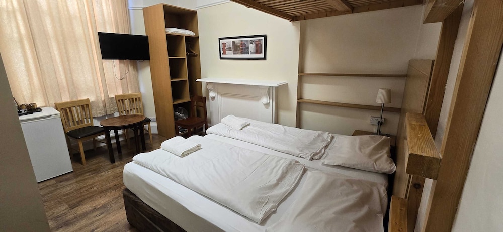 ROOM, TRIPLE, PRIVATE BATHROOM