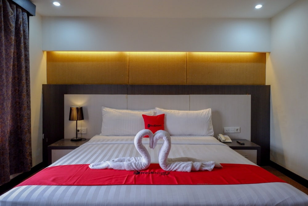 RedDoorz Plus near Hotel Benua Kendari 20/23