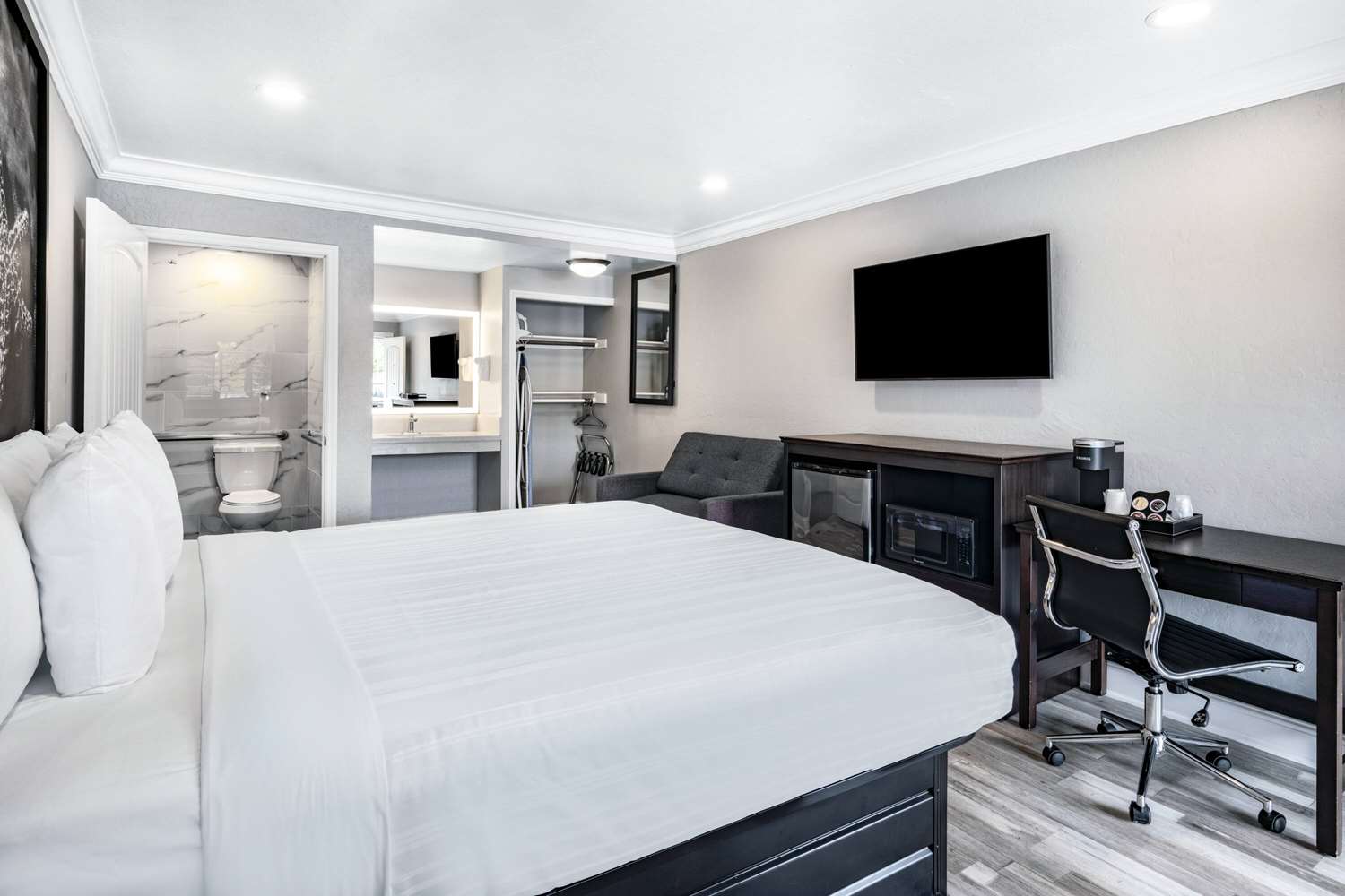 Super 8 By Wyndham Monterey/Carmel 27/48