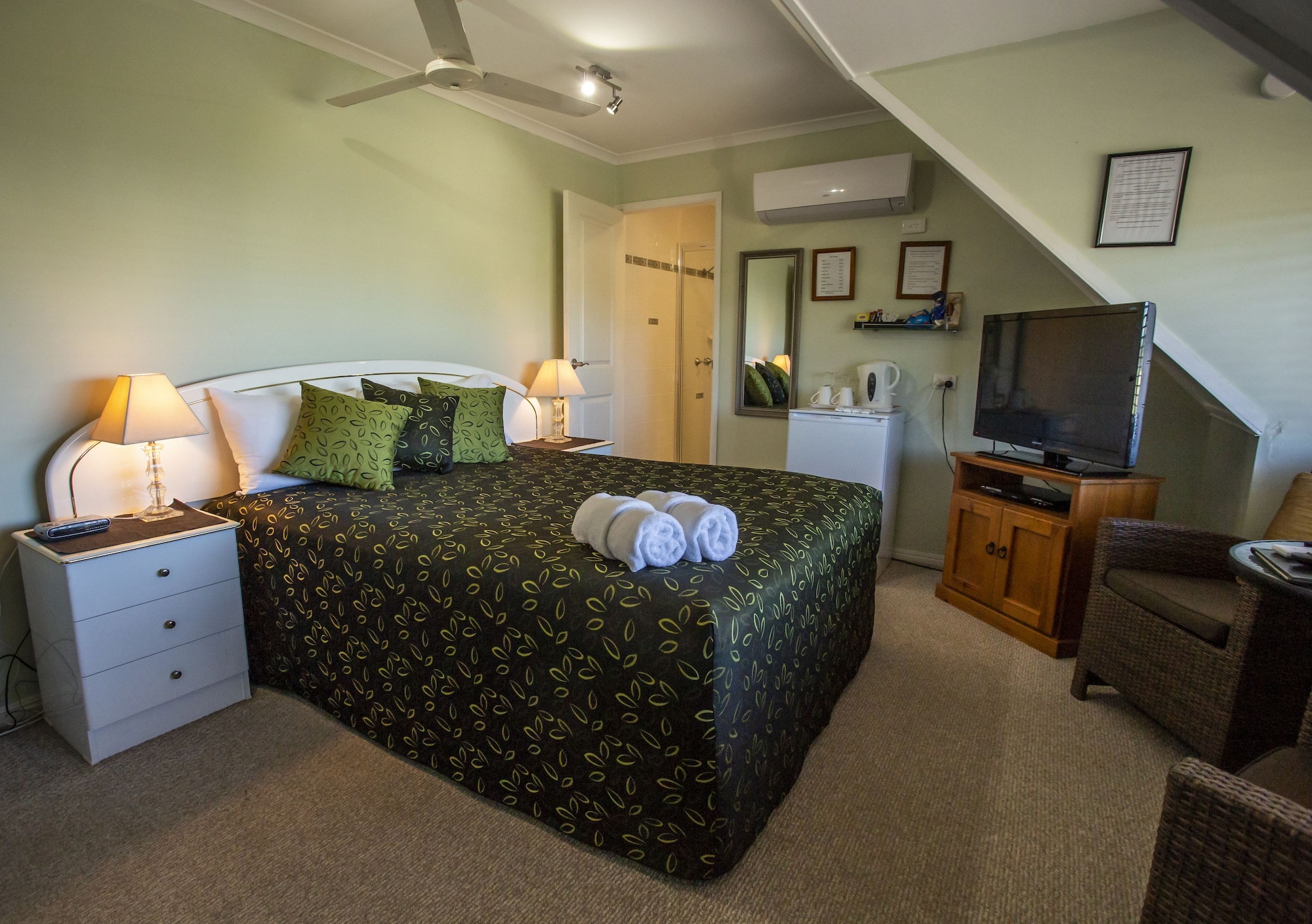 STANDARD, DOUBLE BED, TOP FLOOR
